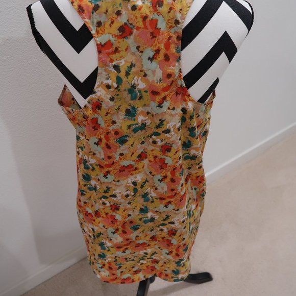 Floral Sleeveless Top with Long Back Hem - Picture 6 of 7